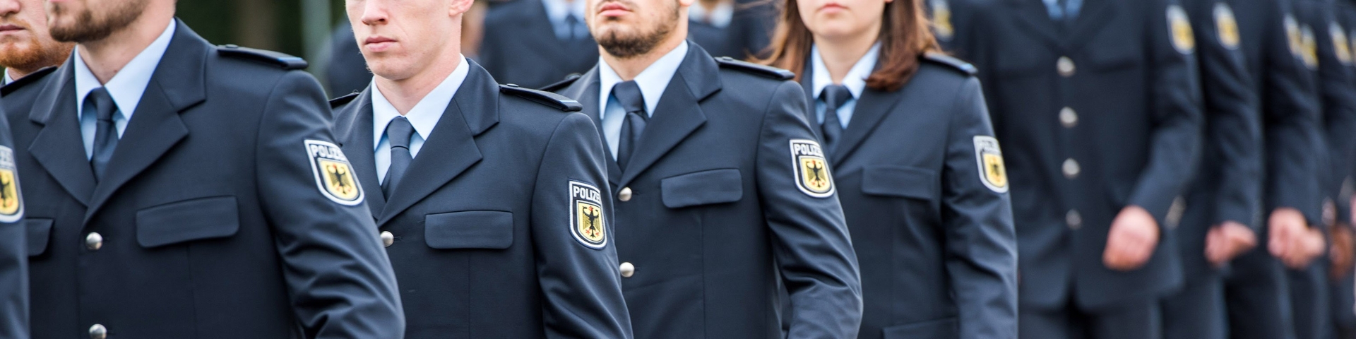 Das Header-Bild zeigt junge Menschen in Uniform vor einem Gebäude der Bundespolizei. Text auf dem Bild: 