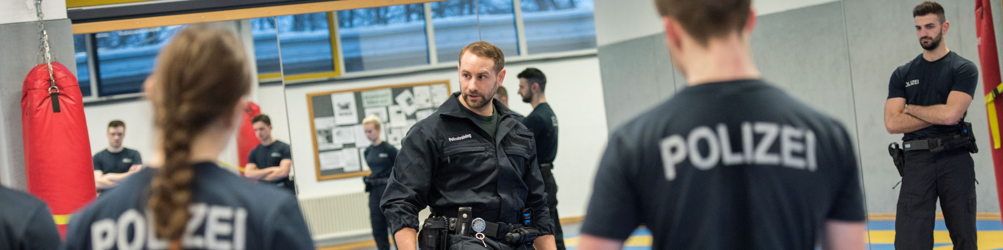 Das Header-Bild zeigt eine Gruppe von Bundespolizisten in Uniform. Text auf dem Bild: 