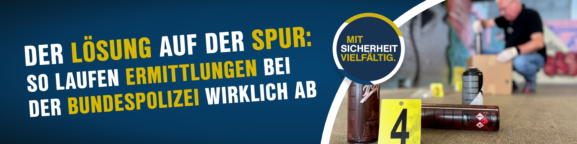 Ein Ermittler der Bundespolizei in Zivilkleidung untersucht einen Tatort. Auf dem Tisch sind Beweismittel, Notizen und ein Laptop zu sehen. Im Hintergrund sind Polizeiszenen und weitere Ermittler sichtbar. Auf dem Bild steht: 'Ermittlungen bei der Bundespolizei – Dein Einblick in die Polizeiarbeit'. Relevante Begriffe: Bundespolizei Ermittlungen, Polizeiarbeit, Kriminalpolizei, Beweissicherung.