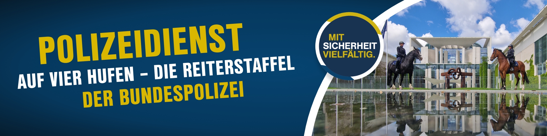 Das Header-Bild zeigt Mitglieder der Reiterstaffel der Bundespolizei, die auf ihren Dienstpferden in einer urbanen Umgebung patrouillieren. Die Beamten in Uniform vermitteln ein Bild von Teamarbeit und Einsatzbereitschaft. Die Pferde sind für den Dienst vorbereitet und zeigen Ruhe in einer potenziell belebten Situation. Text im Bild: „Reiterstaffel der Bundespolizei“