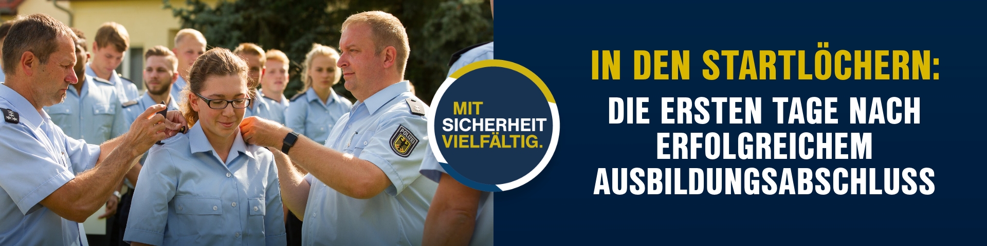 Eine frisch ausgebildete Bundespolizistin in Uniform lächelt, während sie ihren Dienstausweis erhält. Im Hintergrund sind Kollegen und ein Büro zu sehen. Auf dem Bild steht: 'Die ersten Tage nach deinem Ausbildungsabschluss bei der Bundespolizei'. Relevante Begriffe: Bundespolizei Ausbildung, Berufseinstieg Bundespolizei, Karriere bei der Bundespolizei.