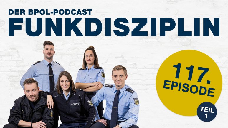 Die Moderator:innen in Uniform vor weißem Hintergrund.
