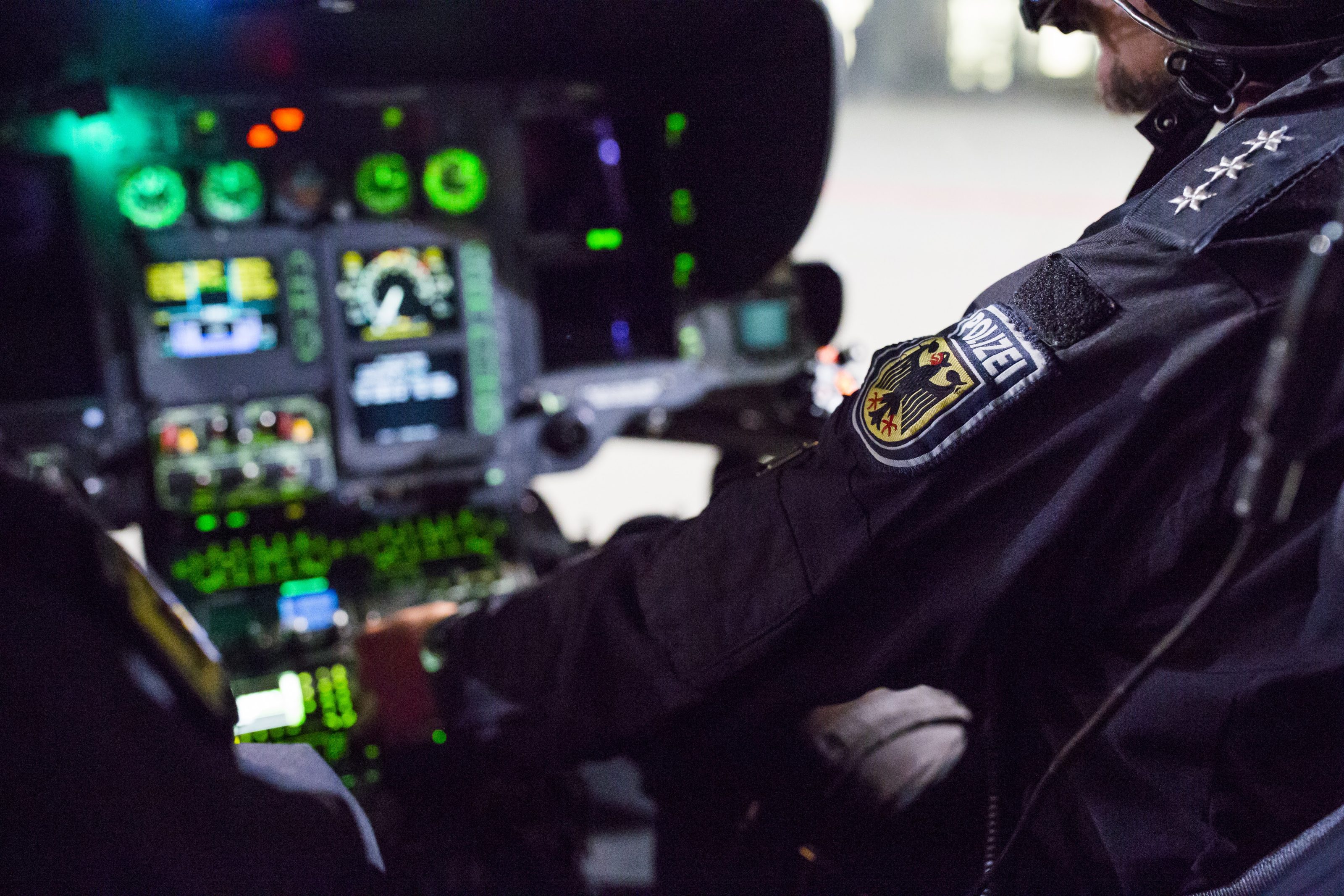 Innensicht eines Helikopters mit Polizeiuniform bei Nacht