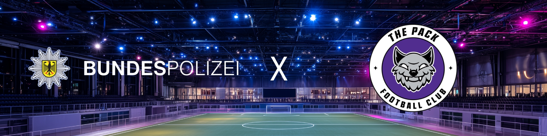 BPOLxThePack_Blog_Header_1920x480_02 Header BPOL-Logo und The Pack Logo vor einer bunt beleuchteten Halle